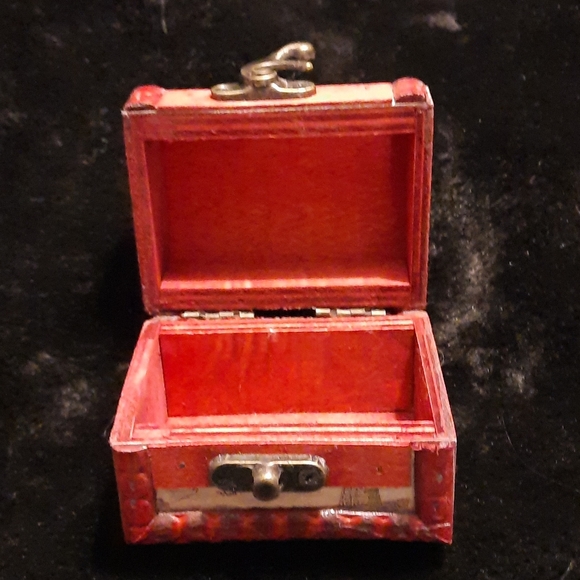 Beautiful Engraved Teak Wood Box - Picture 4 of 4